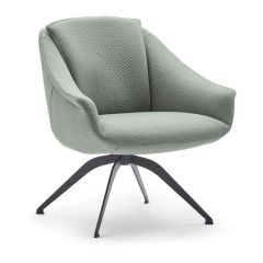 Fauteuil Cincin van Topform in moderne lichtgroene stoffering. Vrijstaand getoond op een witte achtergrond.