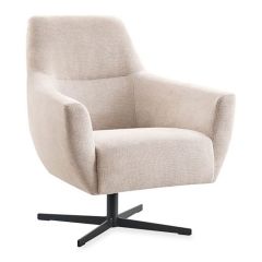 Beige draaifauteuil Gudo van Pronto Wonen, schuin aanzicht met comfortabele armleuningen en zwarte metalen draaivoet.