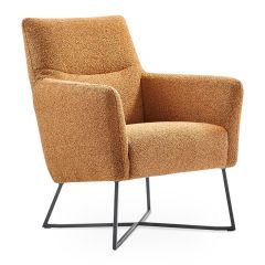 Fauteuil Varne met oranje bekleding en zwart metalen buisframe, vooraanzicht.