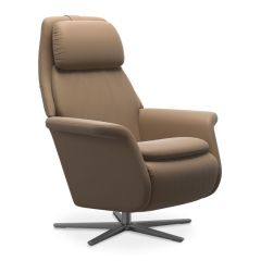 Vooraanzicht van de beige Stressless Sirius stoel met comfortabele rugleuning.