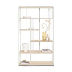 Roomdivider Niora met metalen frame en licht eikenfineer planken, gebruikt voor het decoreren van een moderne interieur met stijlvolle accessoires. Vooraanzicht.