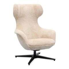 Fauteuil Passo in beige bouclé stof met zwarte draaivoet, schuin aanzicht.