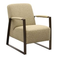 Fauteuil South van Trendhopper in een warme beige stof met metalen frame, schuin van voren gefotografeerd.