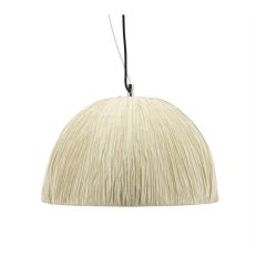 Hanglamp met een bolvormige kap van natuurlijk geplooid materiaal, die zacht licht verspreidt voor een warme uitstraling.