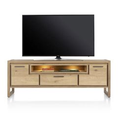 Lowboard Nystead van Henders & Hazel in naturel eiken met subtiele metalen grepen, perfect voor een stijlvolle tv-opstelling.