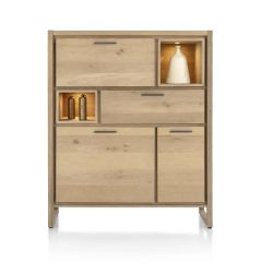 Highboard Nystead van Henders & Hazel in natuurlijke eiken kleur met ledverlichting en metalen grepen, gesloten.