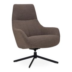 Elegante draaifauteuil in bruin-grijze bouclé stof met ronde vormen en een zwarte metalen 4-teens draaipoot, zijaanzicht.