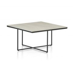 zijkant salontafel Montèl Mura is een strakke, vierkante, minimalistische tafel met slanke, zwart metalen poten en een beigekleurig blad.