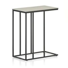 zijkant overschuiftafel Montèl Mura is een strakke, vierkante, minimalistische tafel met slanke, zwart metalen poten en een beigekleurig blad.