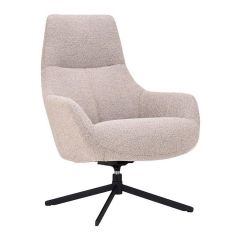 Draaifauteuil Vaneze van Pronto Wonen in beige bouclé stof met verticale en horizontale naad in de rugleuning en zwart metalen draaipoten.