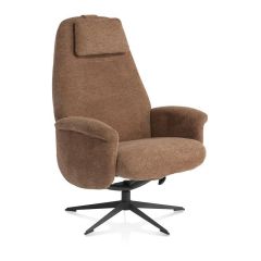 Relaxfauteuil Tonole in koperkleurige stof, met comfortabele armleuningen en een stijlvol zwart metalen draaivoet.