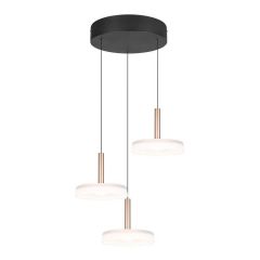 Close-up van de CELESTE hanglamp met drie lampen, mat wit glas en een metalen houder in bronskleur, gemonteerd op een zwarte plafondplaat.