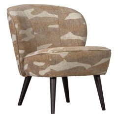 Vooraanzicht van fauteuil Sara van WOOOD met camouflageprint en houten poten.