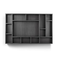 Zwarte houten TV-wandkast met open vakken in verschillende formaten, minimalistisch design.